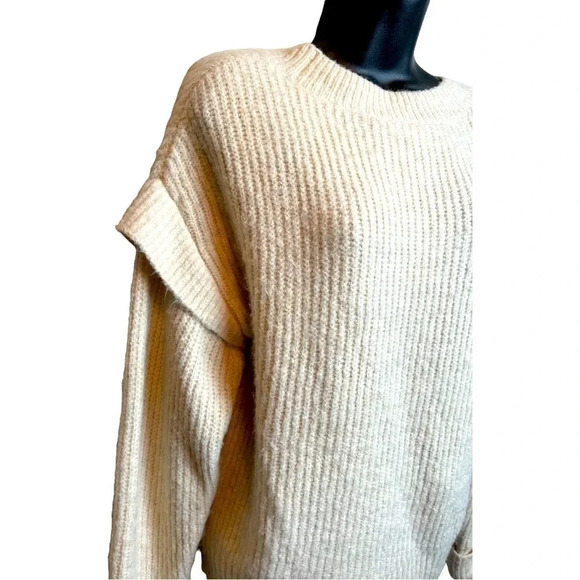EXPRESS Cozy Capped Sleeve Crew Neck Sweater. - Picture 5 of 11